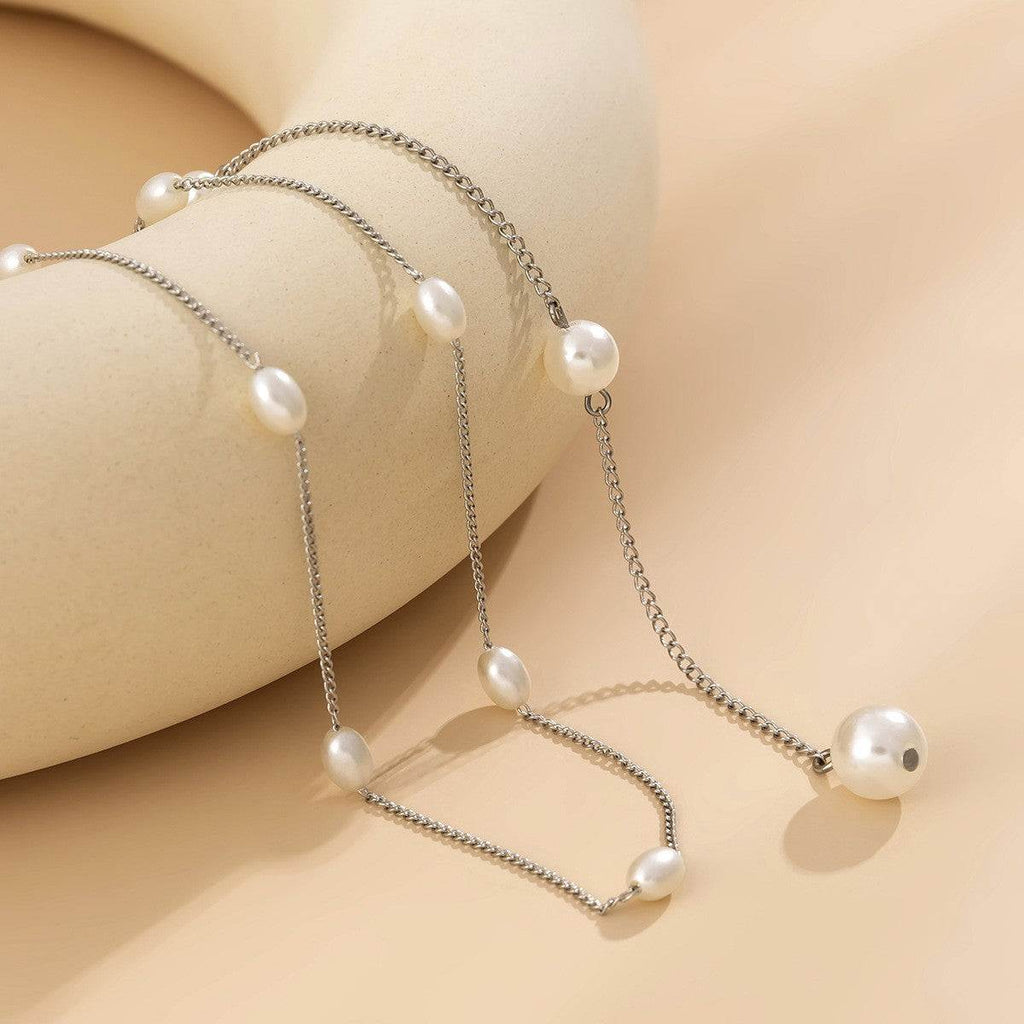 Elegant pearl necklace with silver chain, perfect for everyday elegance and women's style